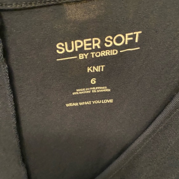 Torrid Super Soft Knit Navy Blue Top V Neck SS 6 6X - Picture 5 of 5
